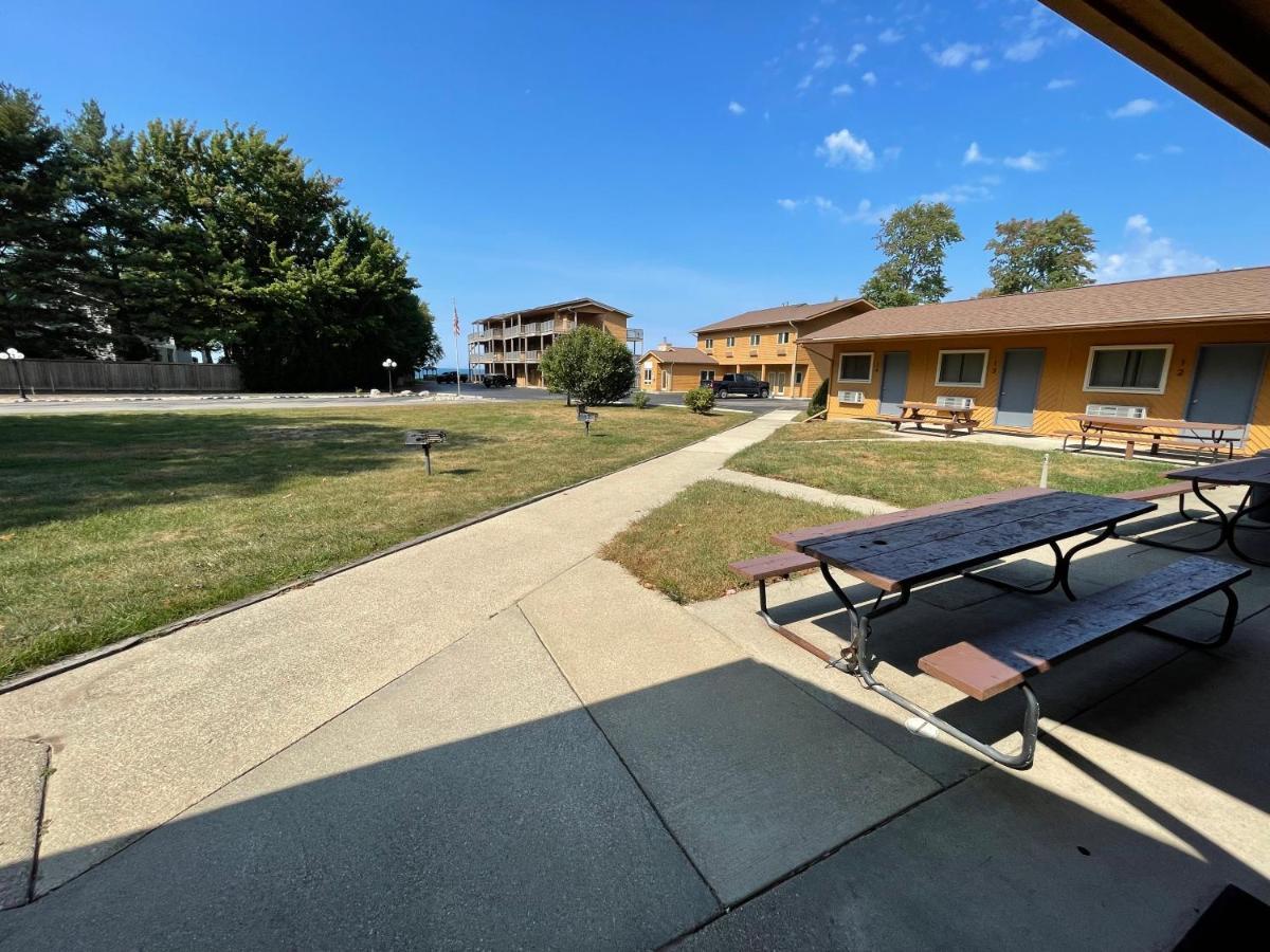 Lake Bluff Inn And Suites South Haven Exterior foto